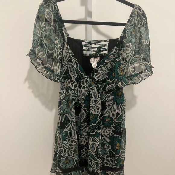 NWT / BAND OF THE FREE BLACK EMERALD FLORAL FLAIR SHORT SLEEVE DRESS - Picture 1 of 6